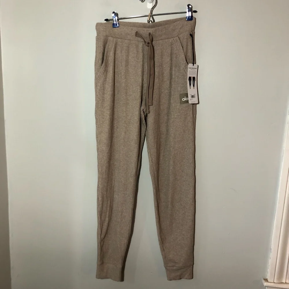 NWT Alo yoga muse sweatpants gravel Heather M soft cozy lounging joggers